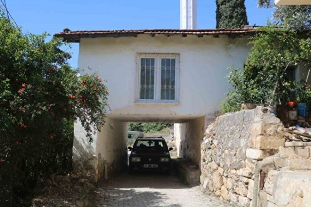 Foto - Bir garip görüntü! Caminin altından yol geçiyor!