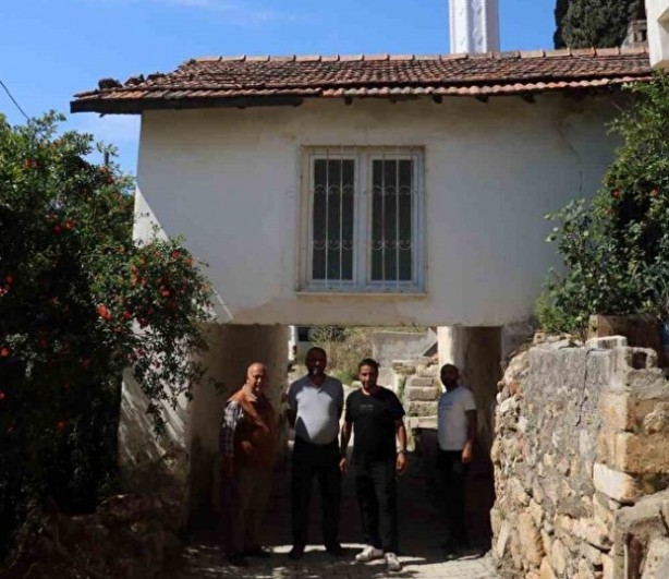 Foto - Bir garip görüntü! Caminin altından yol geçiyor!