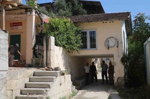 Foto - Bir garip görüntü! Caminin altından yol geçiyor!