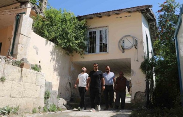 Bir garip görüntü! Caminin altından yol geçiyor!