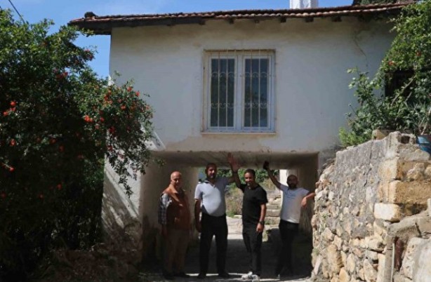 Foto - Bir garip görüntü! Caminin altından yol geçiyor!