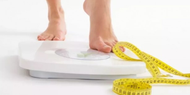 Foto - Bir hafta boyunca karanfilli su içerseniz bakın ne oluyor! Karanfil suyu ile kilo verin! Hem 1 haftada 3 kilo zayıflamak hemde karanfilin sağlığa faydalarından yararlanmak istiyorsanız karanfil su kürünü mutlaka uygulamalısınız. Evinizde çok kolaylıkla hazırlayabileceğiniz bu kür yağ yakıcı özelliği sayesinde istenmeyen kilolardan kurtulmaya yardımcı olur. 