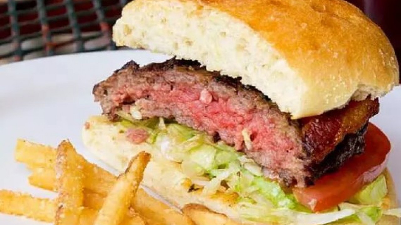 Foto - Bir hamburber yüzünden uçuşu iptal ettiler: Olay 20 milyon kez izlendi!