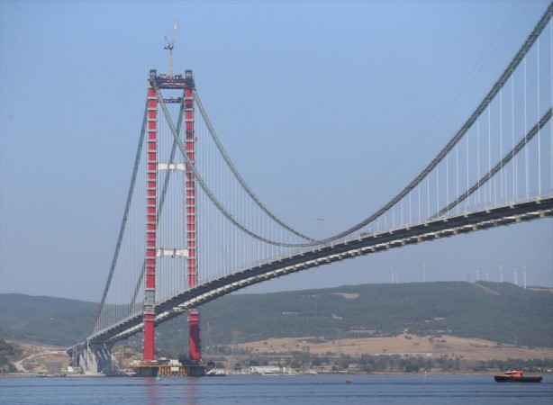 Foto - Bir heykel değil tabi! Kavuşmak üzere