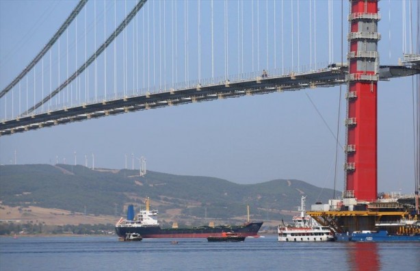 Foto - Bir heykel değil tabi! Kavuşmak üzere