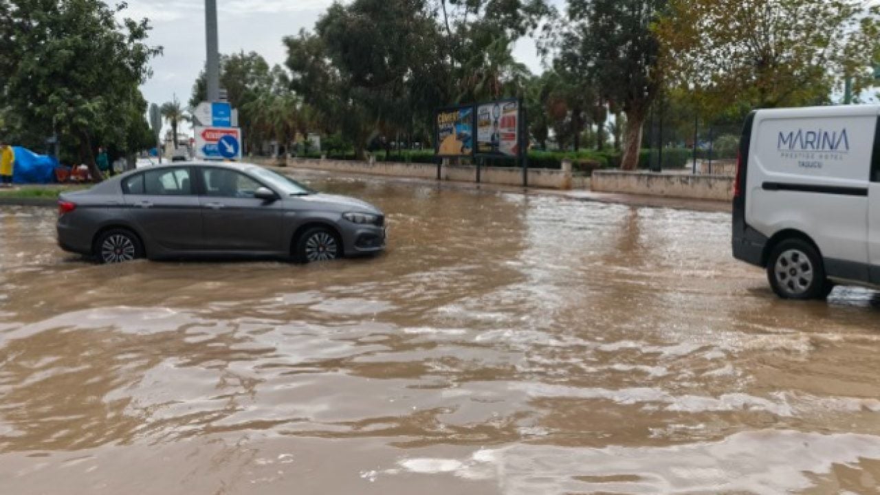 Foto - Bir il daha sel vurdu: Yollar ve tarım alanları sular altında!