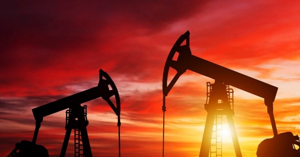 Foto - Bir ilçeyi heyecan sardı! Ekipler petrol emareleri üzerine bölgeye koştu, yerin altından fışkırması an meselesi