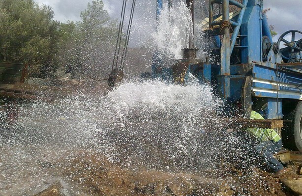 Foto - Bir ilimizde yerin 400 metre altında devasa bir su kaynağına ulaşıldı! Yerin altından fışkırıyor