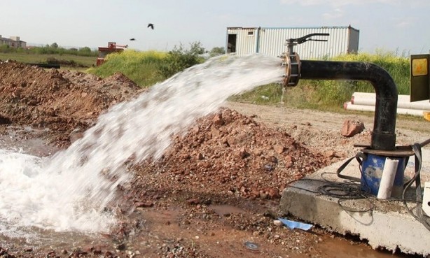Foto - Bir ilimizde yerin 400 metre altında devasa bir su kaynağına ulaşıldı! Yerin altından fışkırıyor