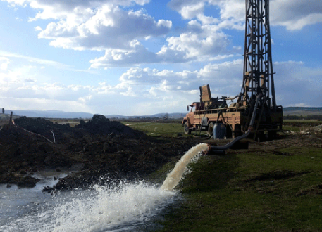 Foto - Bir ilimizde yerin 400 metre altında devasa bir su kaynağına ulaşıldı! Yerin altından fışkırıyor