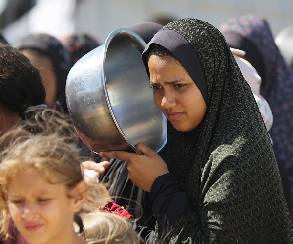 Foto - Bir kap sıcak yemek için bekliyorlar! 
