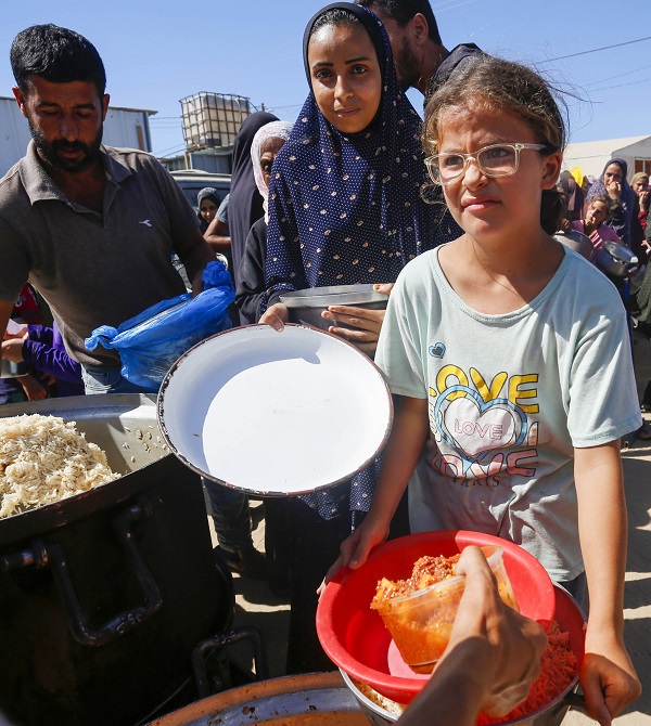 Foto - Bir kap sıcak yemek için bekliyorlar! 