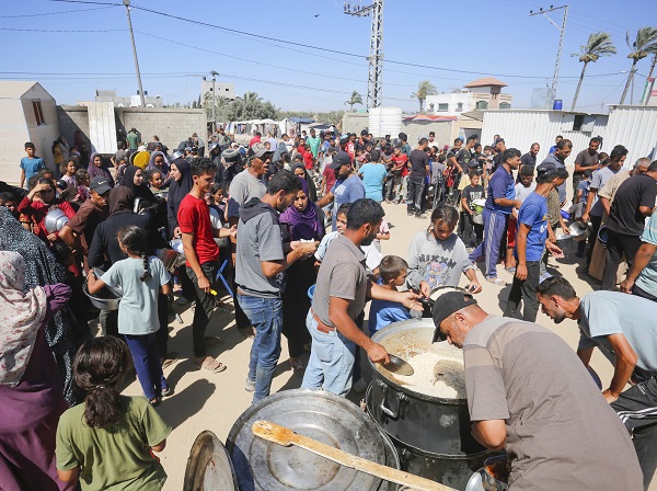 Foto - Bir kap sıcak yemek için bekliyorlar! 