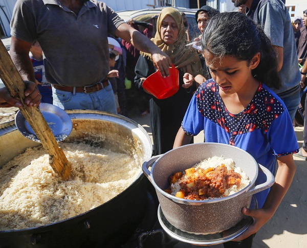 Foto - Bir kap sıcak yemek için bekliyorlar! 
