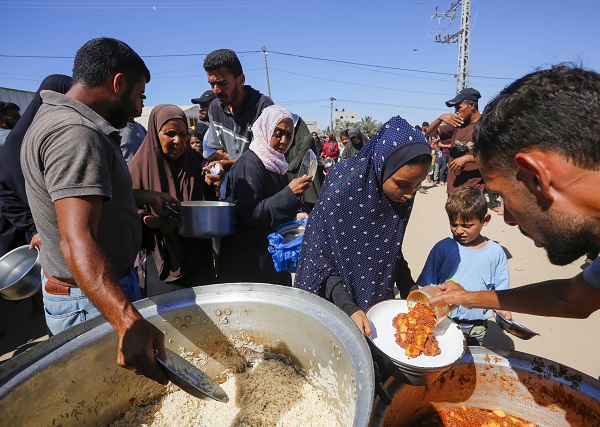 Foto - Bir kap sıcak yemek için bekliyorlar! 
