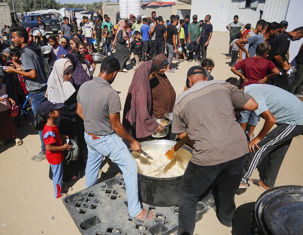 Foto - Bir kap sıcak yemek için bekliyorlar! 