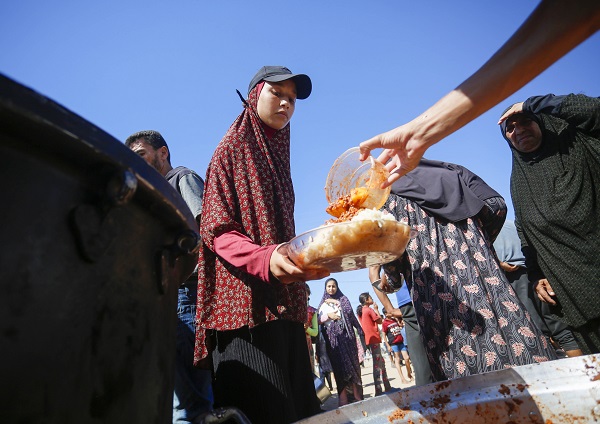 Foto - Bir kap sıcak yemek için bekliyorlar! 
