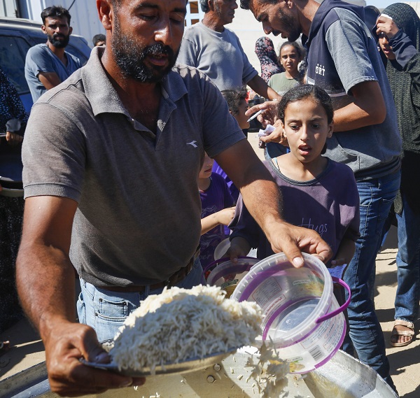 Foto - Bir kap sıcak yemek için bekliyorlar! 