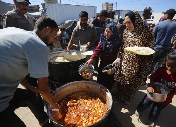 Foto - Bir kap sıcak yemek için bekliyorlar! 