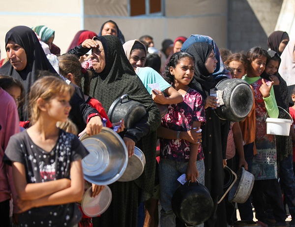 Foto - Bir kap sıcak yemek için bekliyorlar! 