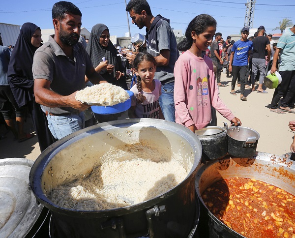 Foto - Bir kap sıcak yemek için bekliyorlar! 