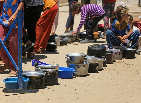Foto - Bir kap sıcak yemek için bekliyorlar! 