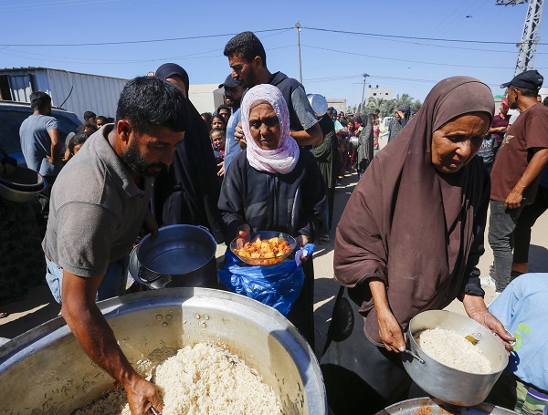 Foto - Bir kap sıcak yemek için bekliyorlar! 