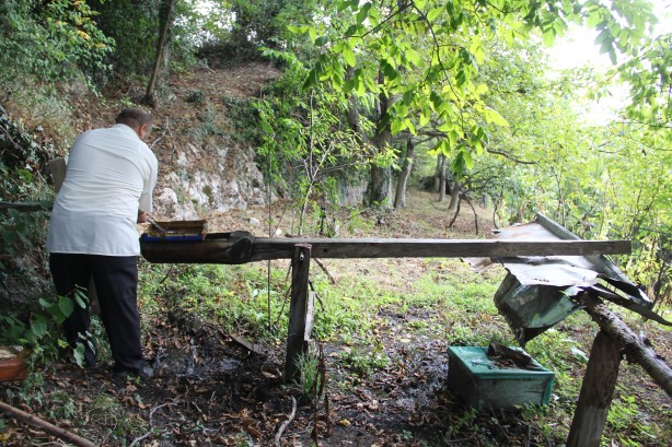 Foto - Bir Karadeniz klasiği: Kovanlarını ayılardan korumak için bakın ne yaptı