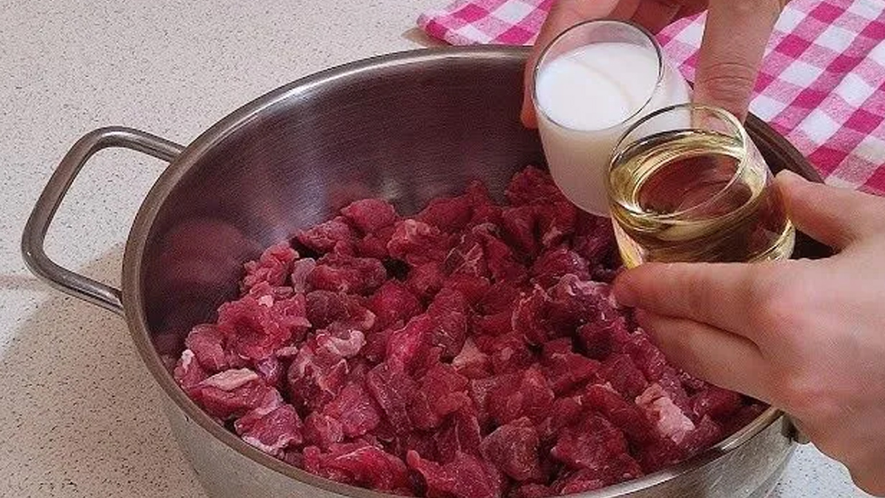 Foto - Bir kaşık ekleyince bakın ne oluyor! Kavurma pişirirken lezzetli olmasını sağlayan sır