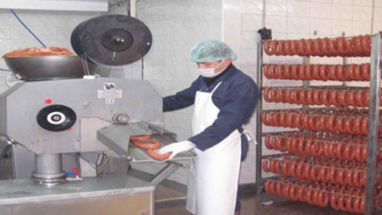 Foto - Bir kentin koşa koşa satın aldığı sucuk hileli çıktı! Herkes isyanda