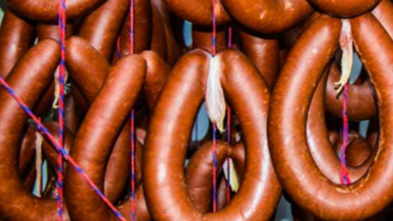 Foto - Bir kentin koşa koşa satın aldığı sucuk hileli çıktı! Herkes isyanda