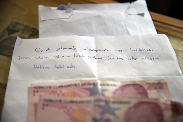 Foto - Bir kişi çocukluk yıllarında aldıklarının karşılığında marketin kapısına para ve özür notu bıraktı