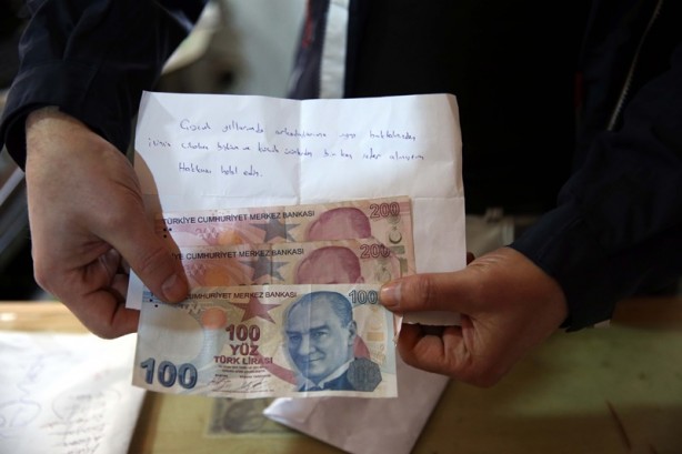 Foto - Bir kişi çocukluk yıllarında aldıklarının karşılığında marketin kapısına para ve özür notu bıraktı