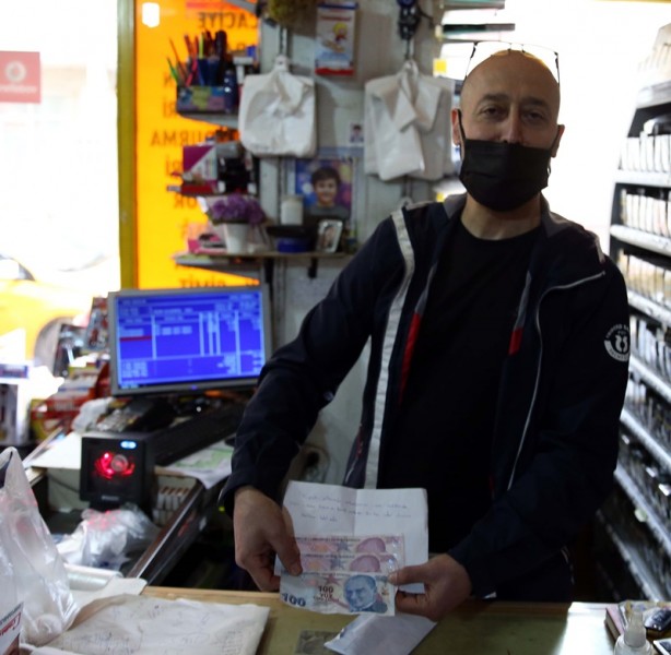 Foto - Bir kişi çocukluk yıllarında aldıklarının karşılığında marketin kapısına para ve özür notu bıraktı