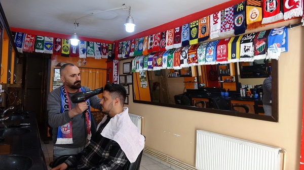 Foto - Bir kişi ile başlattı, herkes peşine takıldı | Görenleri şaşkına çeviren berber