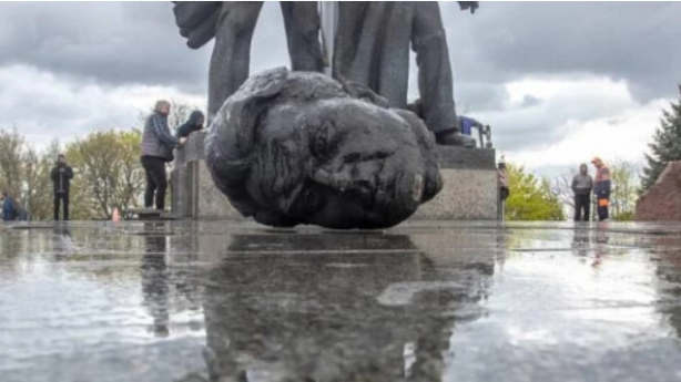 Foto - Bir komünist heykel daha yerle bir! Dünya yıkıyor CHP dikiyor