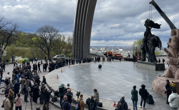 Foto - Bir komünist heykel daha yerle bir! Dünya yıkıyor CHP dikiyor