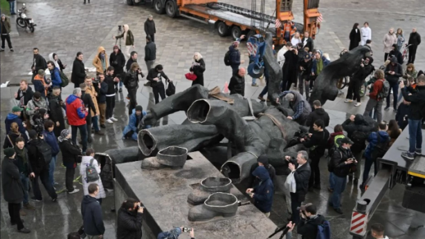 Foto - Bir komünist heykel daha yerle bir! Dünya yıkıyor CHP dikiyor