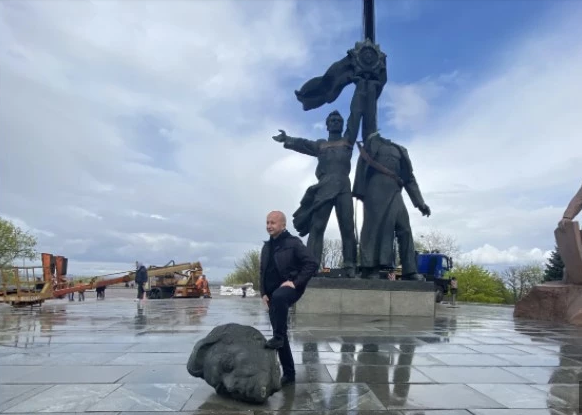 Foto - Bir komünist heykel daha yerle bir! Dünya yıkıyor CHP dikiyor