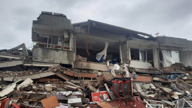 Foto - Bir Küçük Gün Işığı başrolü Berk Oktay'dan deprem çağrısı: Yardımlarınızı oraya yapın