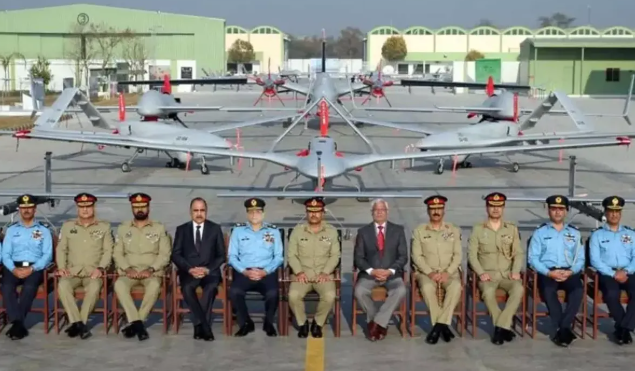 Foto - Bir o Erbakan’a bak, bir bu Erbakan’a bak! Oğlu babasını anlayamamış ki, millet anlasın. Ne acı!