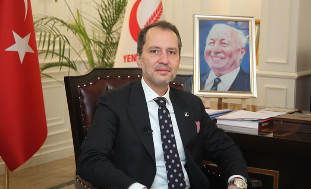 Bir o Erbakan’a bak, bir bu Erbakan’a bak! Oğlu babasını anlayamamış ki, millet anlasın. Ne acı!