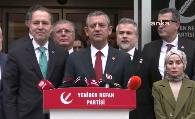 Foto - Bir o Erbakan’a bak, bir bu Erbakan’a bak! Oğlu babasını anlayamamış ki, millet anlasın. Ne acı!