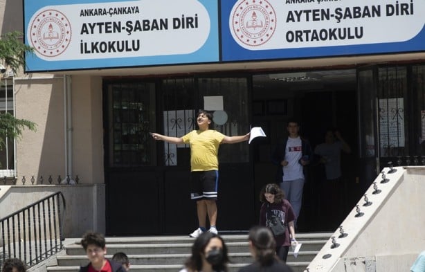 Bir öğrencinin en zor anı! İmdadına polis yetişti