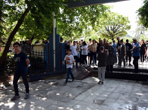 Foto - Bir öğrencinin en zor anı! İmdadına polis yetişti