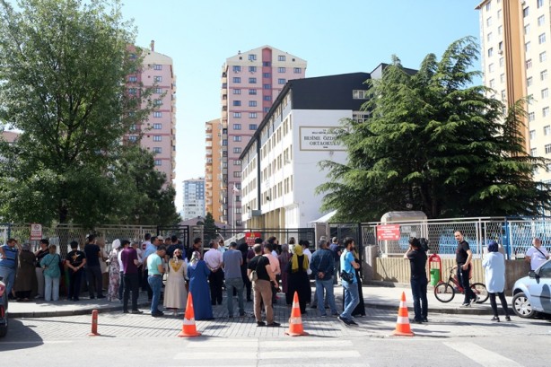 Foto - Bir öğrencinin en zor anı! İmdadına polis yetişti