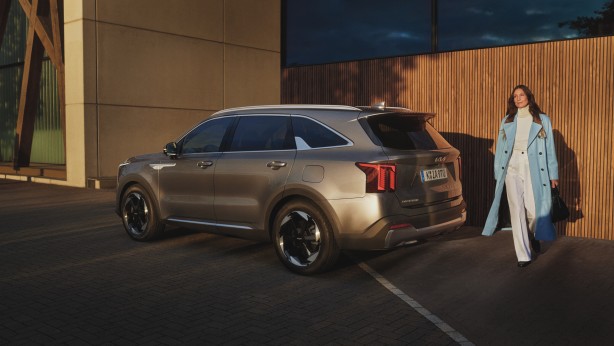 Bir otomobilden daha fazlası! Kia’nın efsane modeli yenilenen yüzüyle Türkiye’de! Konfor desen onda, teknoloji desen onda! 