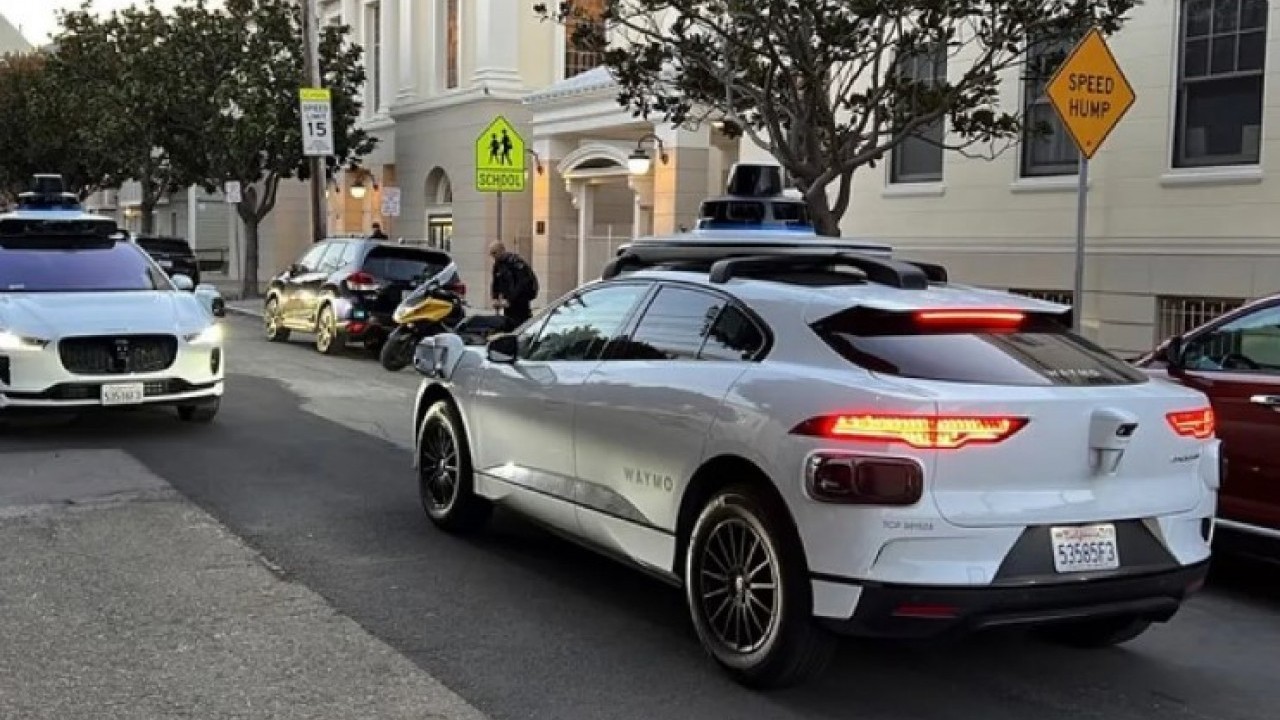 Foto - Bir polisin en çaresiz anı: Hatalı dönüş yapan araca ceza kesemedi!