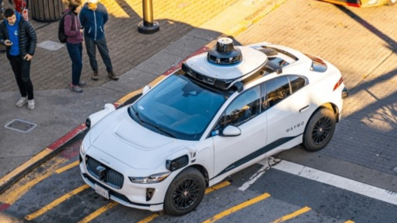 Foto - Bir polisin en çaresiz anı: Hatalı dönüş yapan araca ceza kesemedi!
