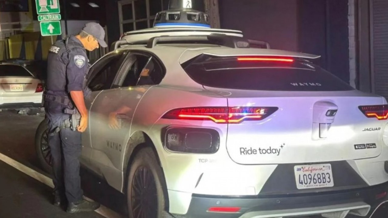 Foto - Bir polisin en çaresiz anı: Hatalı dönüş yapan araca ceza kesemedi!